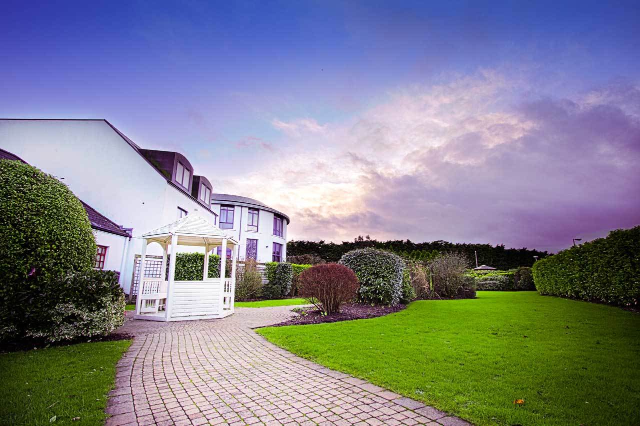 La Mon & Country Club